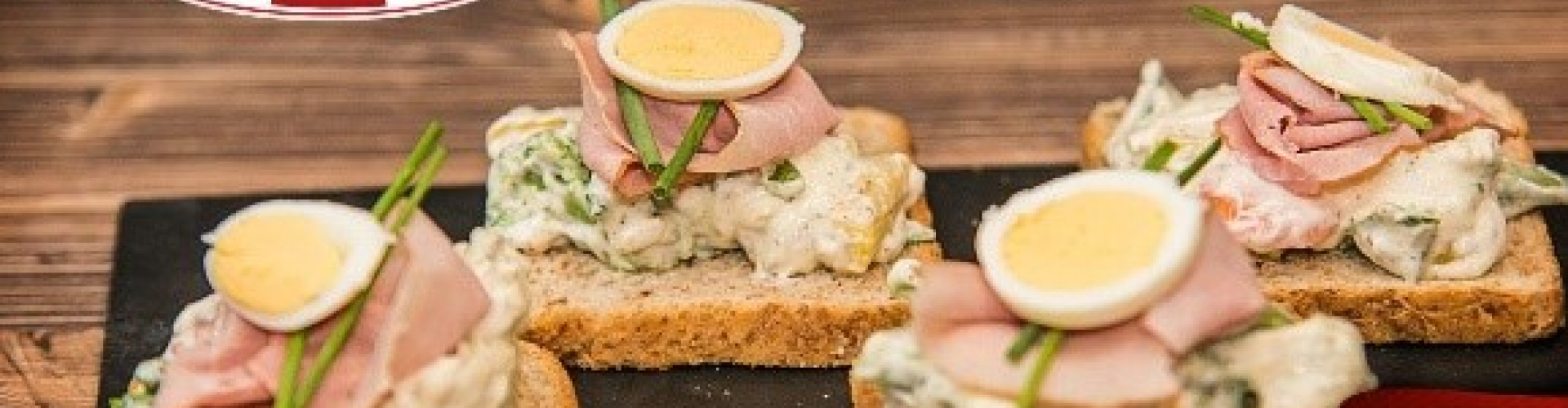 Najchutnejšie Silvestrovské chlebíčky s plátkom údeného stehna Najchutnejšie Silvestrovské chlebíčky s plátkom údeného stehna